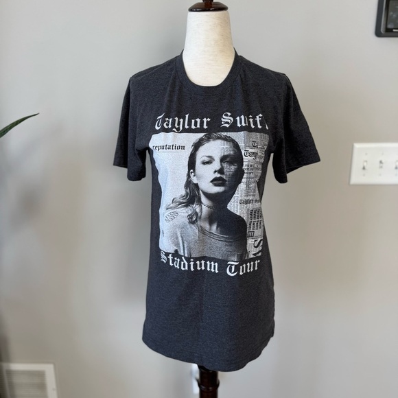 Taylor Swift Reputation 2018 Stadium Tour Tee Shirt - Color: Dark Gray - Picture 4 of 10